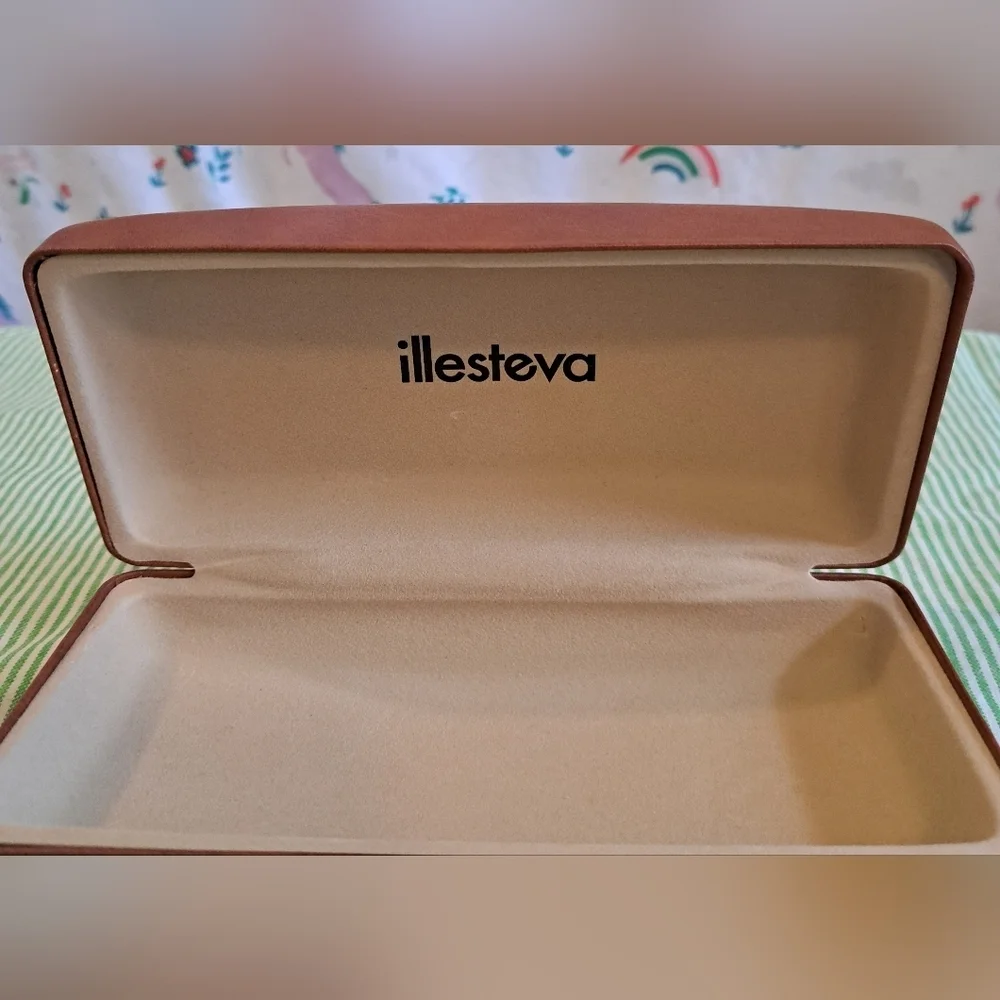 NWOT Illesteva Tan Leather Eye Glasses Sunglass Hard Clam Shell Travel Case